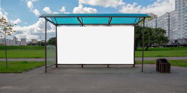 城市金属巴士站与空信息白色横幅模型在城市街道图片下载