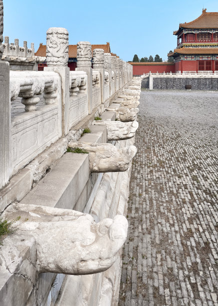 中国古建筑屋顶背景上的大理石雕花围栏图片下载