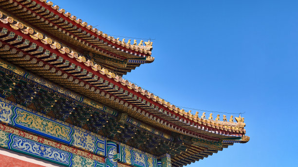 中国传统的屋顶上有美丽的图案和雕像。图片下载