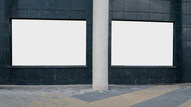 城市购物中心大楼的大灰色墙壁上有两个大横幅，上面有Windows的模型图片下载