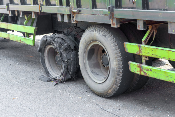 轮胎坏了的卡车图片下载