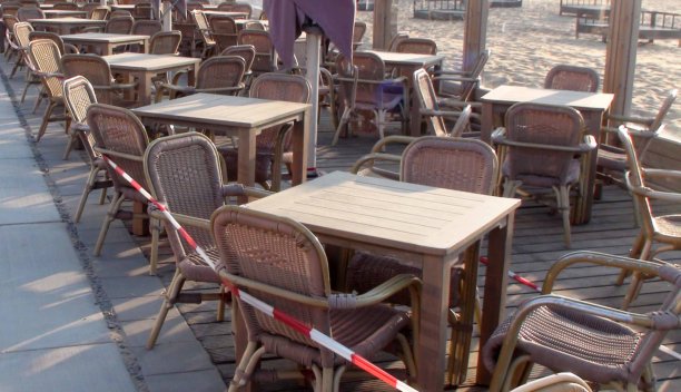 由于冠状病毒隔离，户外餐厅座位空空如也图片下载