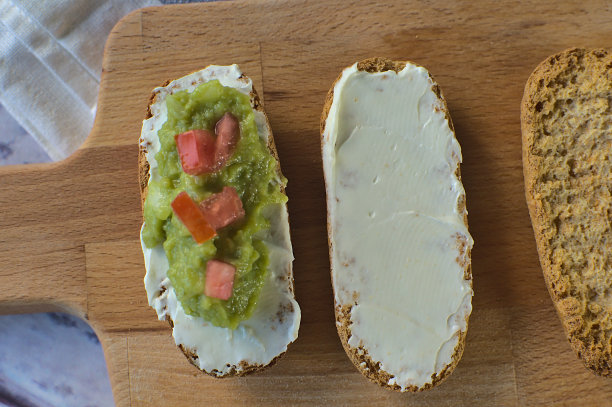 奶油芝士烤面包和鳄梨酱图片下载