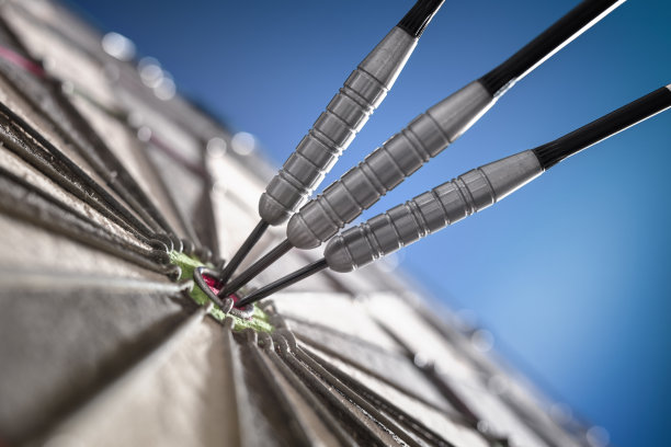 在靶心的飞镖镖的概念命中目标，完美和成功图片下载