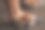 微距照片爪子与长爪子的小狗在一个棕色的木制背景。狗毛特写图片下载