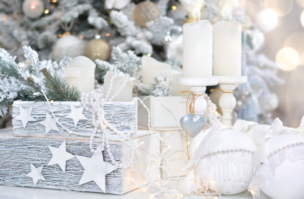 美丽的圣诞贺卡。2021年圣诞节的背景。白色的圣诞球，装有礼物的盒子，圣诞树背景上的蜡烛图片下载