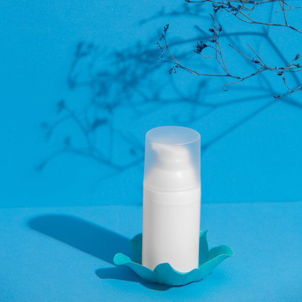 皮肤护理广告，白色面霜背景与树叶。图片下载