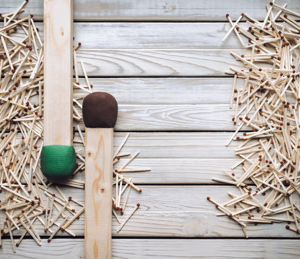 使用火柴的危险性的概念。森林中有火灾的危险。火柴在孩子手中的危险。预防火灾。图片下载