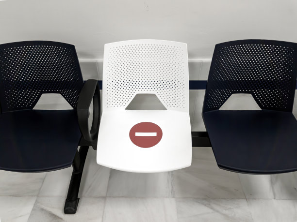 禁止坐在这张椅子上，以保持社交距离，避免在疫情危机中感染新冠病毒的风险图片下载