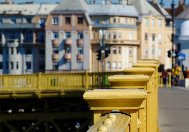 黄色的铸铁桥栏杆。远处模糊的立面图片下载