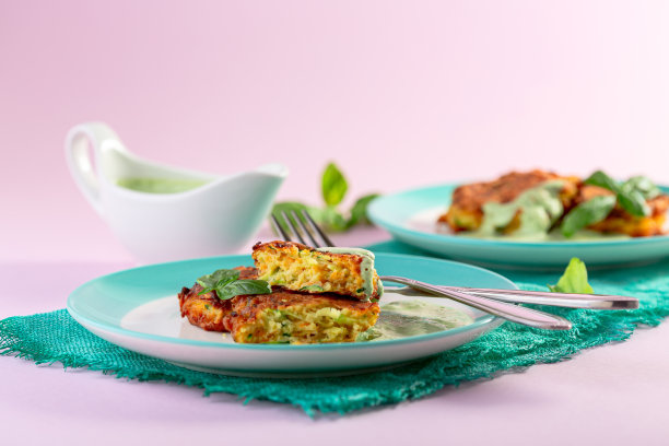 素煎饼配西葫芦和胡萝卜。图片下载