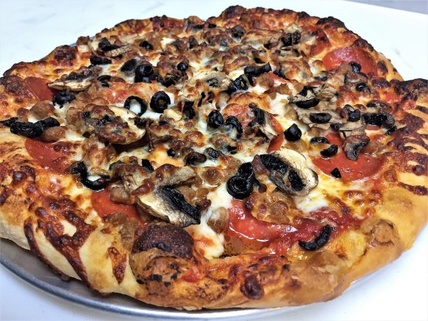 版税免费照片-我的披萨上最喜欢的配料-美味的披萨派背景网站，菜单艺术，食物博客，或广告-吸引食物艺术驱动新客户业务-蘑菇，意大利香肠，黑橄榄，辣香肠图片下载