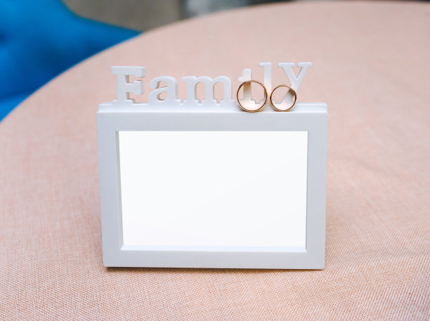 婚礼金戒指的背景与复制空间和模型的家庭相框。图片下载