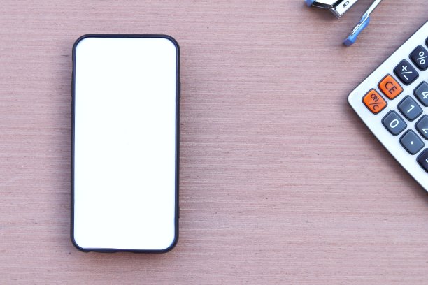 黑色智能手机，白色屏幕，木质纹理背景图片下载