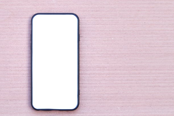 黑色智能手机，白色屏幕，木质纹理背景图片下载