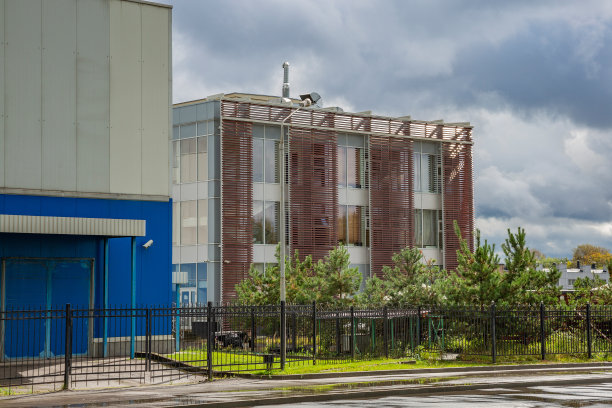 灰色天空下的工业建筑图片下载