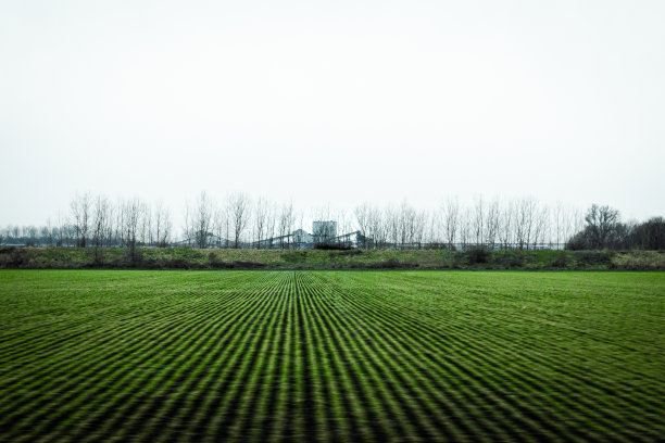 绿色田野尽头的工厂图片下载