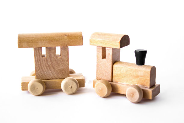 白色背景上的木制火车。堆叠火车蹒跚学步的儿童玩具，孤立的白色背景。图片下载