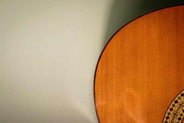 顶部的古典吉他身体图片下载