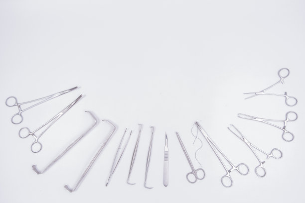 手术器械在白色背景上，俯视图图片下载