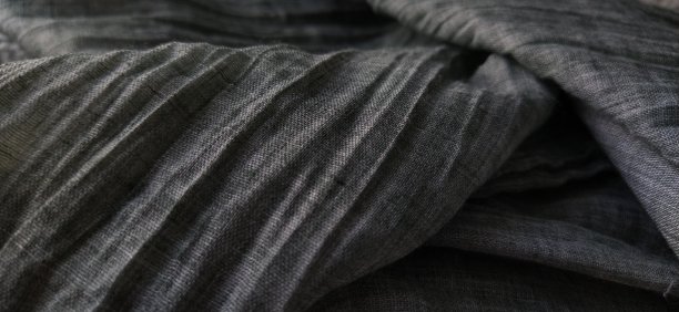 灰色褶皱织物或皱纺织品特写。斯堪的纳维亚风格的半透明窗帘或薄纱。软焦点图片下载