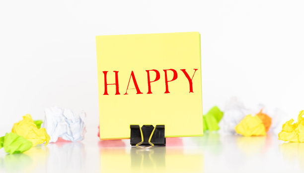 “快乐”这个词写在彩色粘纸上图片下载