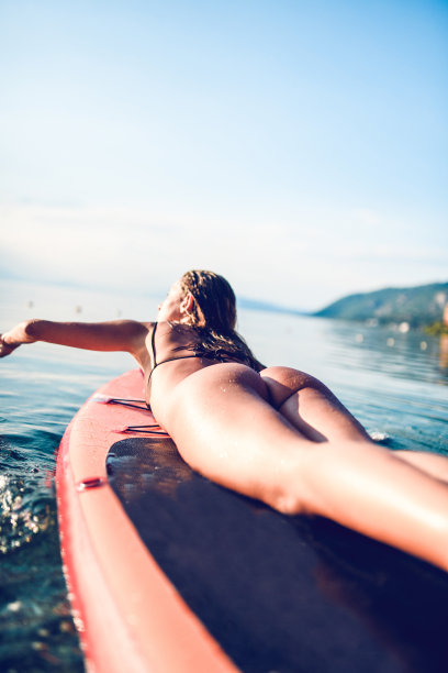 女性冲浪游泳与桨板图片下载