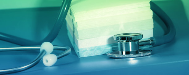 听诊器与笔记纸块图片下载