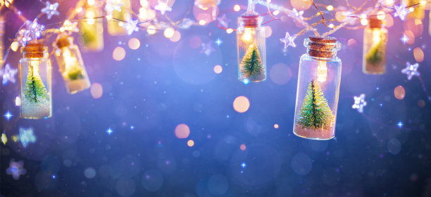 抽象圣诞卡与散焦复古效果-串光与树在玻璃罐装饰图片下载