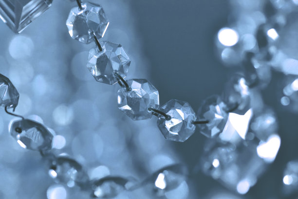 古董吊灯上的水晶饰品细节。冷的色彩平衡。图片下载