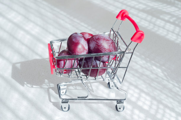 水果购物的概念，成熟的李子在购物车里图片下载