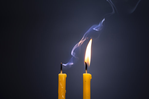 降临烛两支蜡烛的火焰和熄灭的烟图片下载