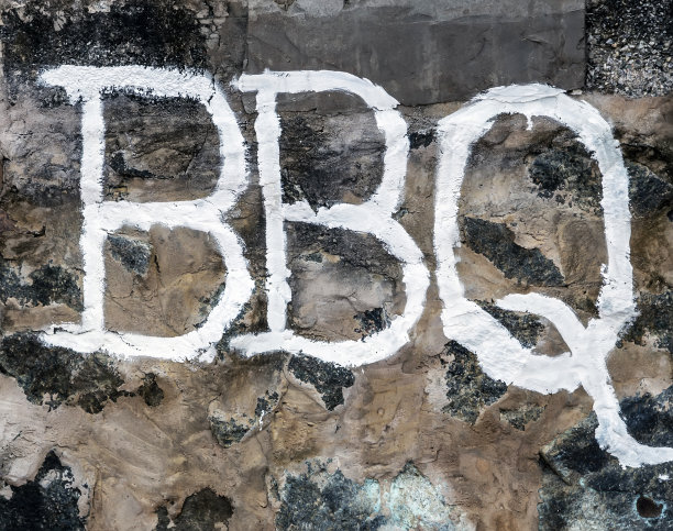 BBQ标志石墙背景。图片下载