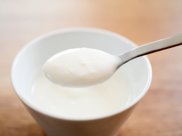 勺子上的白酸奶图片下载
