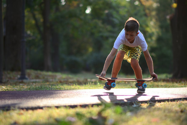 一个玩滑板的小孩在玩滑板。图片下载