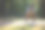 一个玩滑板的小孩在玩滑板。图片下载
