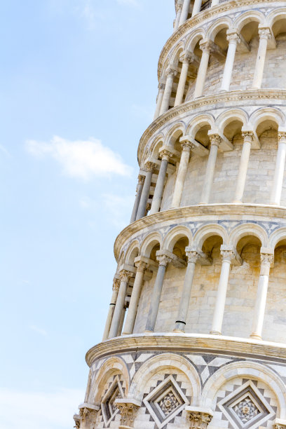 比萨斜塔的碎片(托雷迪比萨)在天空背景，比萨，意大利图片下载