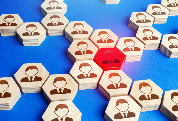 一个大型商业公司结构中雇员的红色小雕像。有毒和不可靠的工人，不良影响。领导力,团队合作。员工关系。公司创始人，团结周围的想法。图片下载