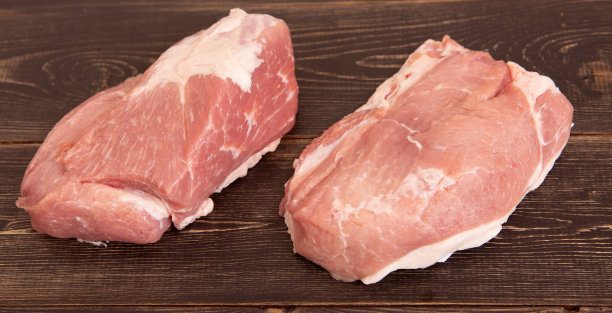 木背景上的新鲜生猪肉图片下载