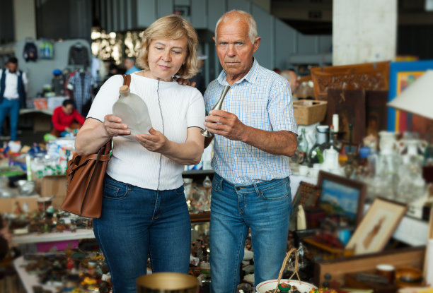 一对老夫妇在跳蚤市场挑选古董图片下载