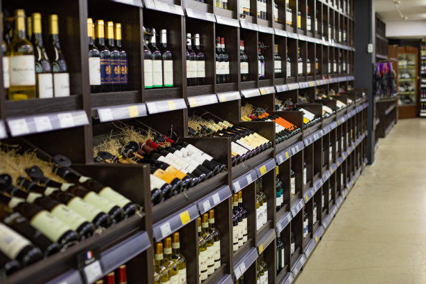 莫斯科，俄罗斯- 2020年1月6日:架子上放着来自不同国家的葡萄酒，葡萄酒厂，一个玻璃瓶的酒精生产仓库。漂亮的架子上放着酒图片下载