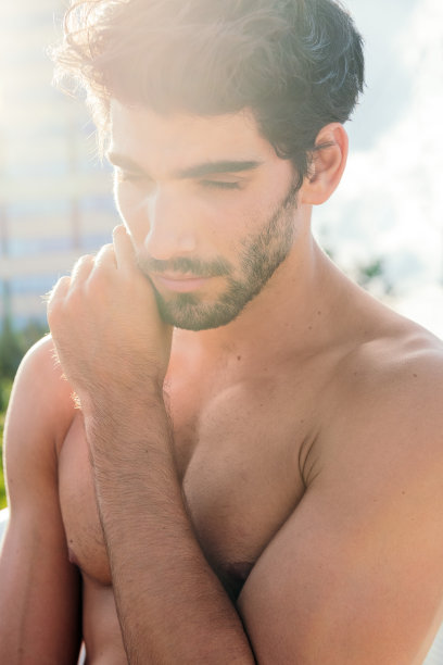 英俊的赤膊运动员的垂直肖像图片下载