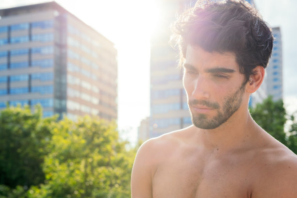 一个英俊的赤膊运动员的肖像图片下载