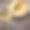 盘子，烤鱼和一杯白葡萄酒图片下载