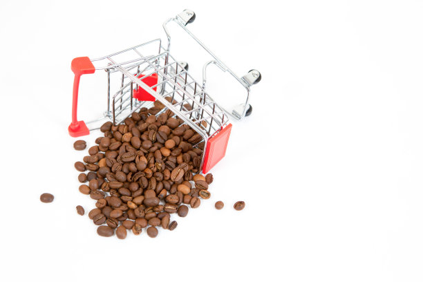 一辆打翻的购物车，咖啡豆从里面溢出来图片下载