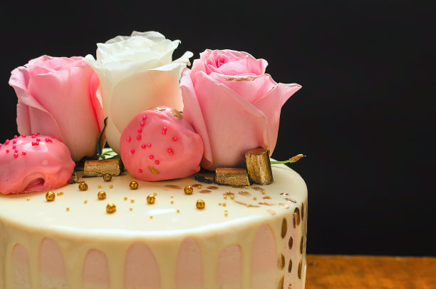 美丽的蛋糕装饰天然玫瑰。图片下载