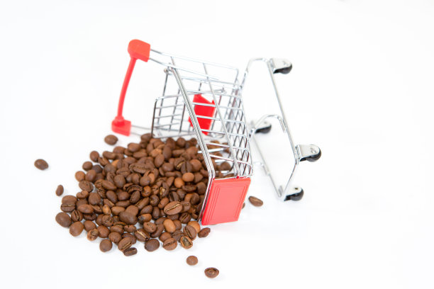 从超市手推车里倒过来的咖啡豆图片下载
