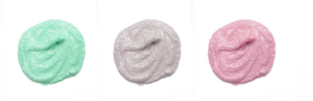 白色背景上的化妆品和化妆品样品图片下载