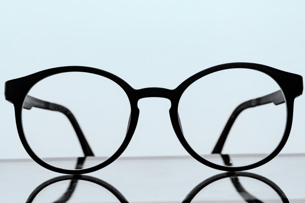 白色背景上的黑色厚眼镜图片下载