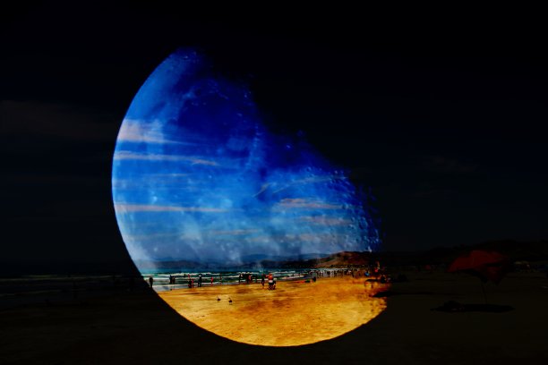 月亮上的海滩图片下载